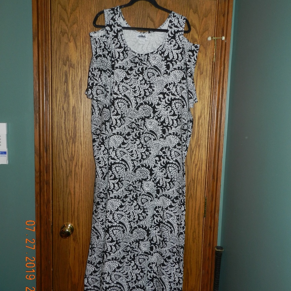Women's Metropolitan Black/White Cold Shoulder Maxi Dress